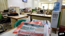 Le journal ivoirien "Fraternite Matin" lors d'une grève à Abidjan, le 5 décembre 2017.