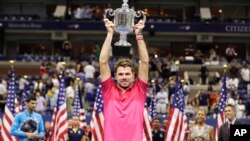 Petenis Swiss Stan Wawrinka menjuarai AS Terbuka untuk pertama kalinya hari Minggu (11/9). 