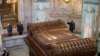 Presiden Perancis Emmanuel Macron dan istrinya, Brigitte Macron berdiri di depan makam Napoleon dalam peringatan 200 tahun kematian Napoleon, di Hotel des Invalides, Paris, Perancis, Rabu, 5 Mei 2021. (Foto: Christophe Petit Tesson/Pool via Reuters) 