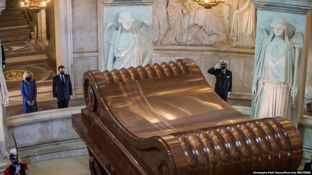 Presiden Perancis Emmanuel Macron dan istrinya, Brigitte Macron berdiri di depan makam Napoleon dalam peringatan 200 tahun kematian Napoleon, di Hotel des Invalides, Paris, Perancis, Rabu, 5 Mei 2021. (Foto: Christophe Petit Tesson/Pool via Reuters) 