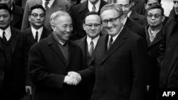 Henry Kissinger bắt tay với Lê Đức Thọ sau khi ký kết Hiệp định Paris vào năm 1973