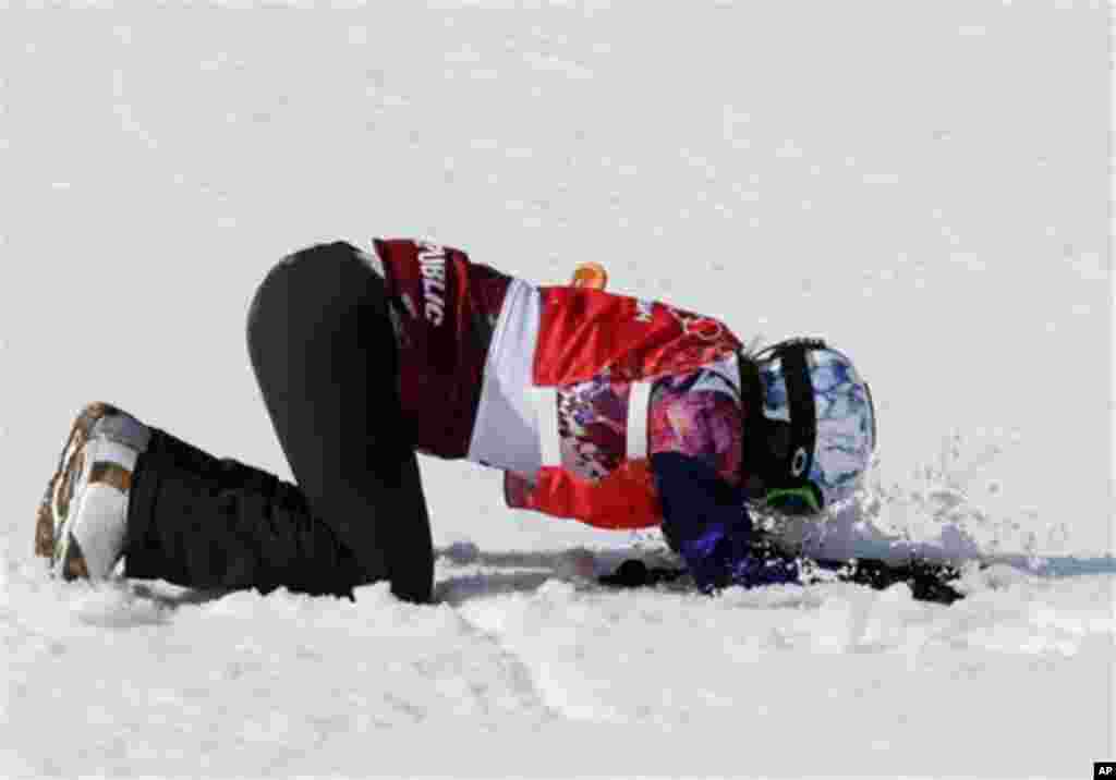 Czech Republic's Eva Samkova celebrates after taking the gold medal in the women's snowboard cross final at the Rosa Khutor Extreme Park, at the 2014 Winter Olympics, Sunday, Feb. 16, 2014, in Krasnaya Polyana, Russia. (AP Photo/Andy Wong)