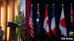 美国联合特遣部队指挥官、海军陆战队中将沃特曼在奎松市埃米利奧·阿奎納多营举行的2026年“肩并肩”军演开幕式上对来宾和参加演习的军人发表讲话。(2026年4月20日)