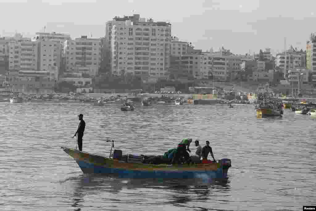 Palestinian fishermen return to the sea during a ceasefire, Gaza City, Aug. 11, 2014.