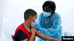 Un niño de 12 años recibe una dosis de la vacuna de Pfizer contra el COVID-19 en el Bronx, Nueva York, el 4 de junio de 2021.