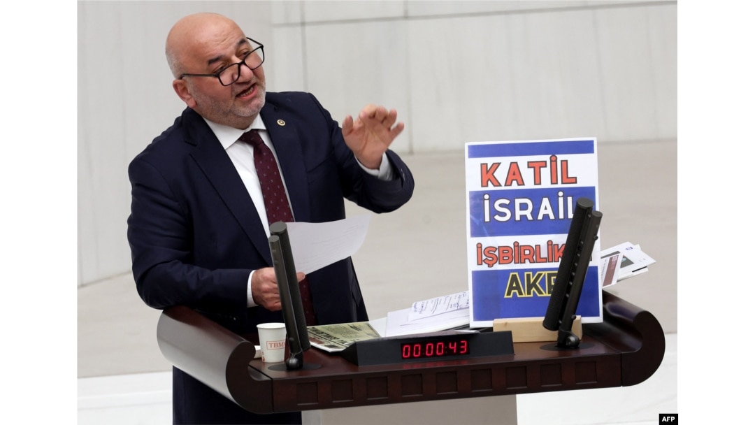 Saadet Partisi Milletvekili Hasan Bitmez, meclis kürsüsünde konuşmasını tamamladıktan sonra kalp krizi geçirdi ve tedavi gördüğü hastanede hayatını kaybetti.