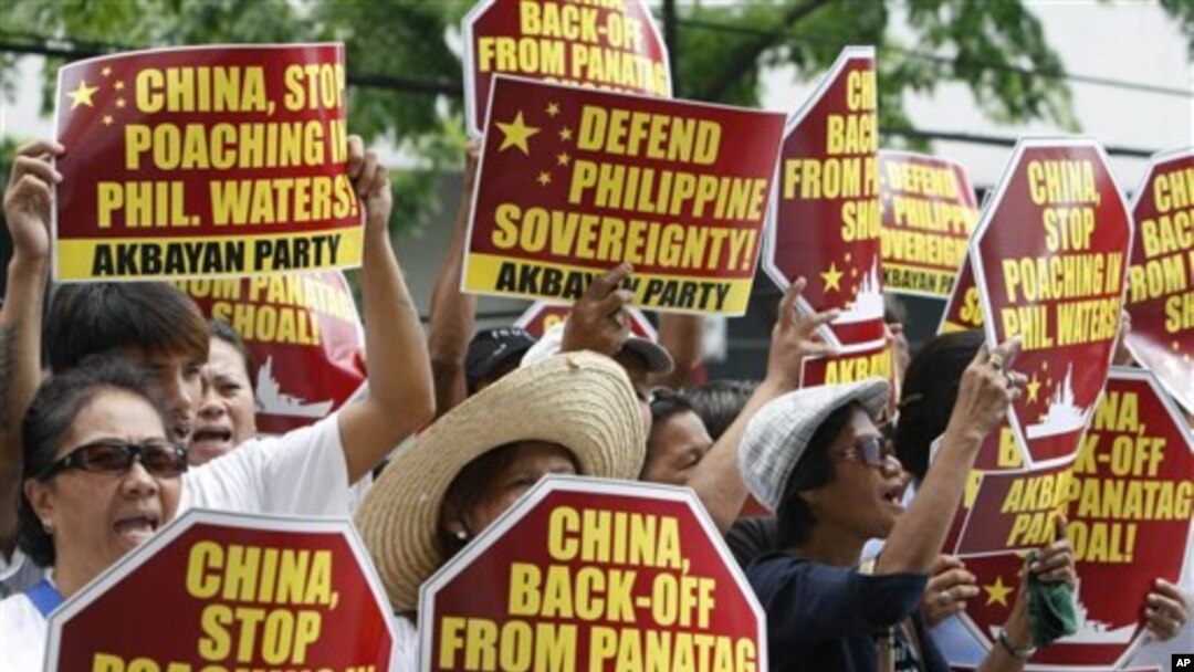 Người Philippines biểu tình bên ngoài lãnh sự quán Trung Quốc ở Makati city, phía đông thủ đô Manila