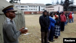 Dadweyne safaf ugu jira inay codkooda dhiibtaan magaalada Mbare oo dibadda ka ah caasimadda Harare July 13, 2013.