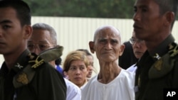 Cambodian military officials and locals arrive to attend the second day of trial of the U.N.-backed war crimes tribunal in Phnom Penh, file photo. 