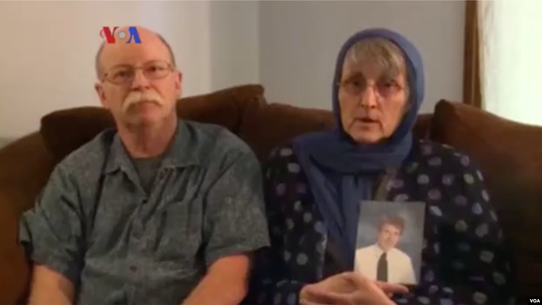 Ed dan Paula Kassig, orang tua dari Peter Kassig (26 tahun) mengimbau ISIS agar membebaskan anak mereka (4/10). 
