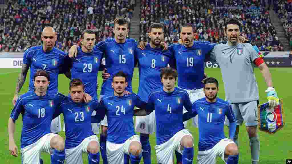 El equipo italiano antes del partido entre Italia y Suecia el 13 de noviembre de 2017.