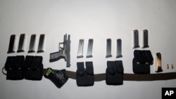 تصویری از اسلحه و مهماتی که در خانه فرد مهاجم پیدا شد (آسوشیتدپرس، ۲۶ مه ۲۰۲۱)