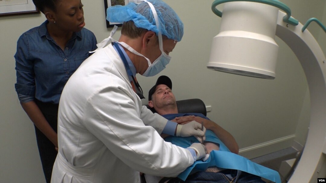 Doktor Dejvid Dombrovski ugrađuje implant Naltrekson u pacijenat Dejvida Stavinohu u Vašingtonskom centru za bol, 10. avgusta 2017.
