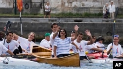 Paris mayor Anne Hidalgo rows a boat along the Seine river in an effort to promote the city's bid for the 2024 Olympics. (Martin Bureau, Pool via AP)