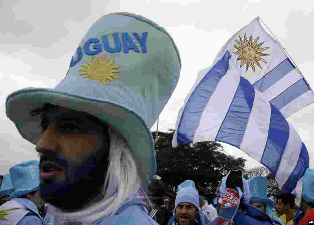 Um fã do Uruguai preparado para ver o jogo da sua equipa contra a Inglaterra em São Paulo, Brasil, Junho 19, 2014