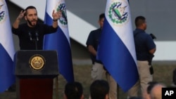 ARCHIVO - El presidente de El Salvador, Nayib Bukele, ofrece un discurso en la inauguración de un centro industrial de datos en Ciudad Arce, El Salvador, el martes 16 de julio de 2024.