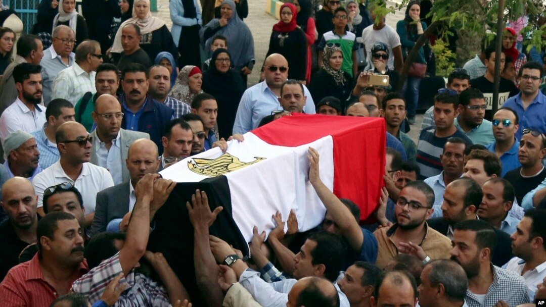 Peti mati dengan bendera Mesir yang berisi kapten polisi Ahmed Fayez yang tewas dalam baku tembak di Giza, sebagai ilustrasi. Sebuah kelompok advokasi HAM mendesak Mesir merilis laporan autopsi dan menyelidiki kematian seorang peneliti ekonomi. (Foto: AP)