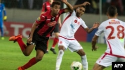  Mohammed Ounnajem, joueur du Wydad Casablanca face à Mohamed Benkhemassa, de l'USM Alger, au stade Mohamed V, à Casablanca, le 21 octobre 2017.