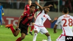 Mohammed Ounnajem du Wydad Casablanca face à Mohamed Benkhemassa de l'USM Alger, au stade Mohamed VI, Maroc, le 21 octobre 2017.