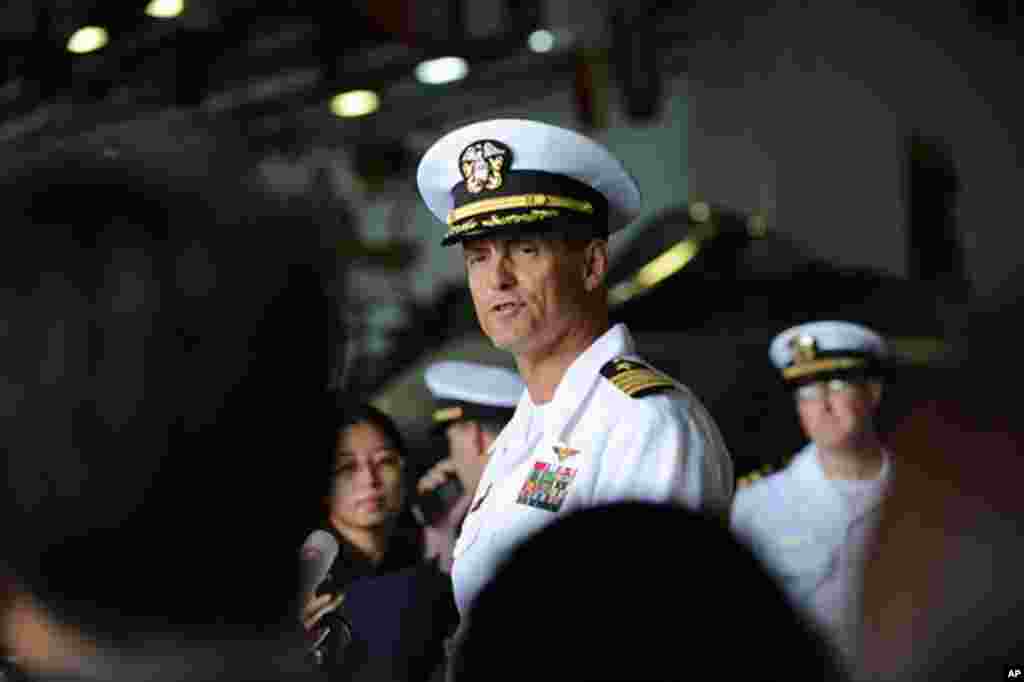 華盛頓號航母艦長勞斯曼11月9日接待47名中文傳媒記者﹐回答他們的問題