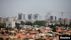 Vue générale du site où une roquette lancée depuis la bande de Gaza a frappé Ashkelon, dans le sud d'Israël, le 11 mai 2021. ( REUTERS/Amir Cohen).