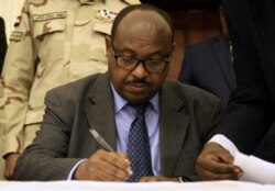 Ethiopian mediator Mahmoud Direr inks an agreement between Sudan's protest leaders and members of the country's Transitional Military Council in Khartoum, July 17, 2019.