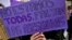 Una mujer sostiene una pancarta en el que advierte: "No estamos todas. Faltan las asesinadas".