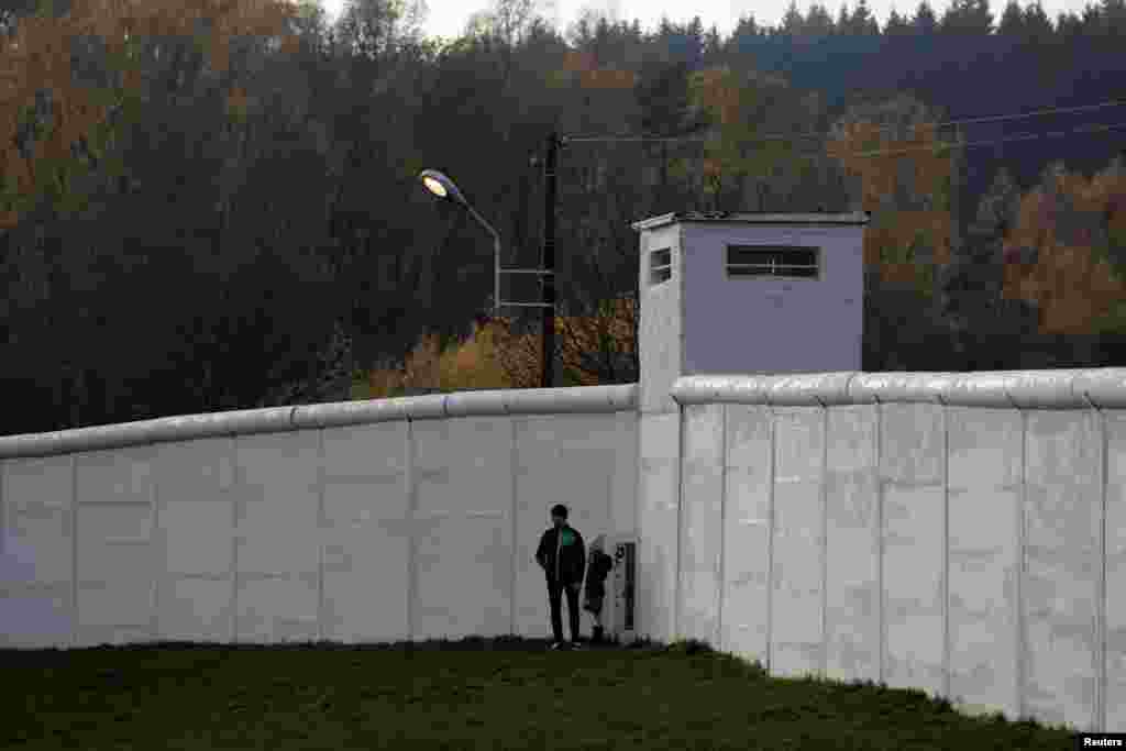 مشرقی و مغربی جرمنی کے درمیان واقع سابق سرحد پر دو افراد کھڑے ہیں۔ یہ دیوار برلن کا وہ حصہ ہے جسے یادگار کے طور پر باقی رکھا گیا ہے۔&nbsp; &nbsp;