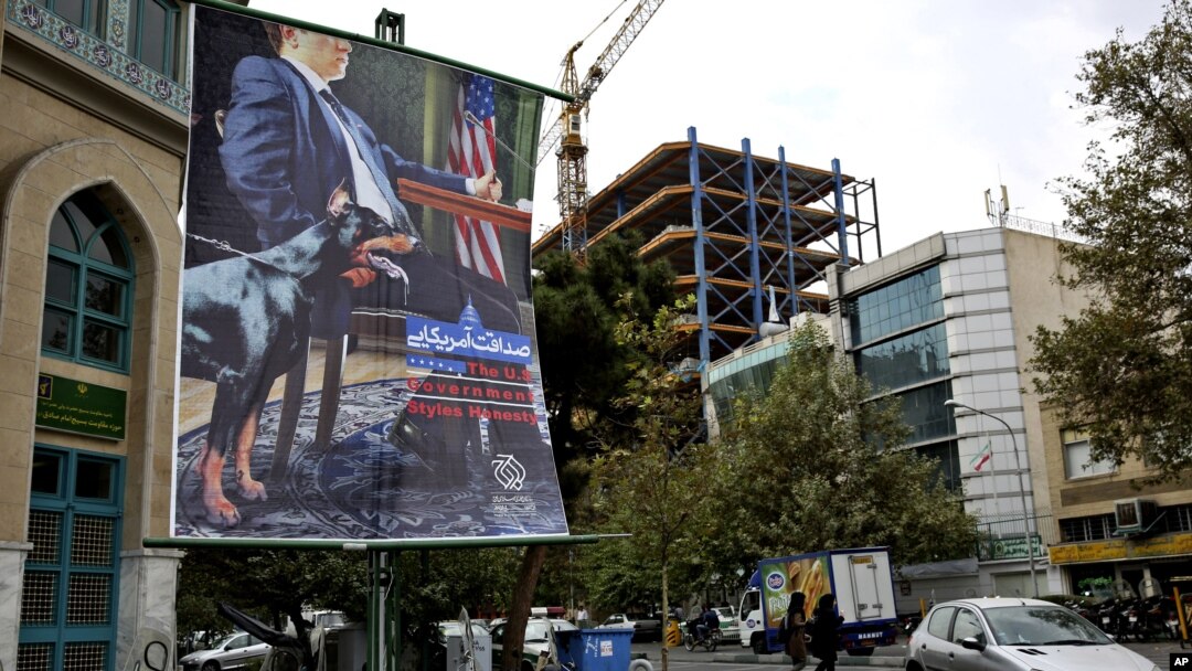 Sebuah poster anti-Amerika di lapangan Palestina di Teheran, Iran (foto: dok). Iran menurunkan poster-poster anti AS di Teheran Minggu (27/10). 