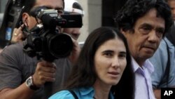 Yoani Sanchez y su esposo Reinaldo Escobar, dos de los activistas detenidos en La Habana, Cuba. 