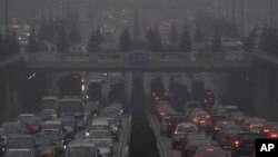 Polusi udara di kota Beijing, China (31 Januari 2013). Banyaknya kendaraan dituding sebagai penyebab meningkatnya polusi udara di China. 