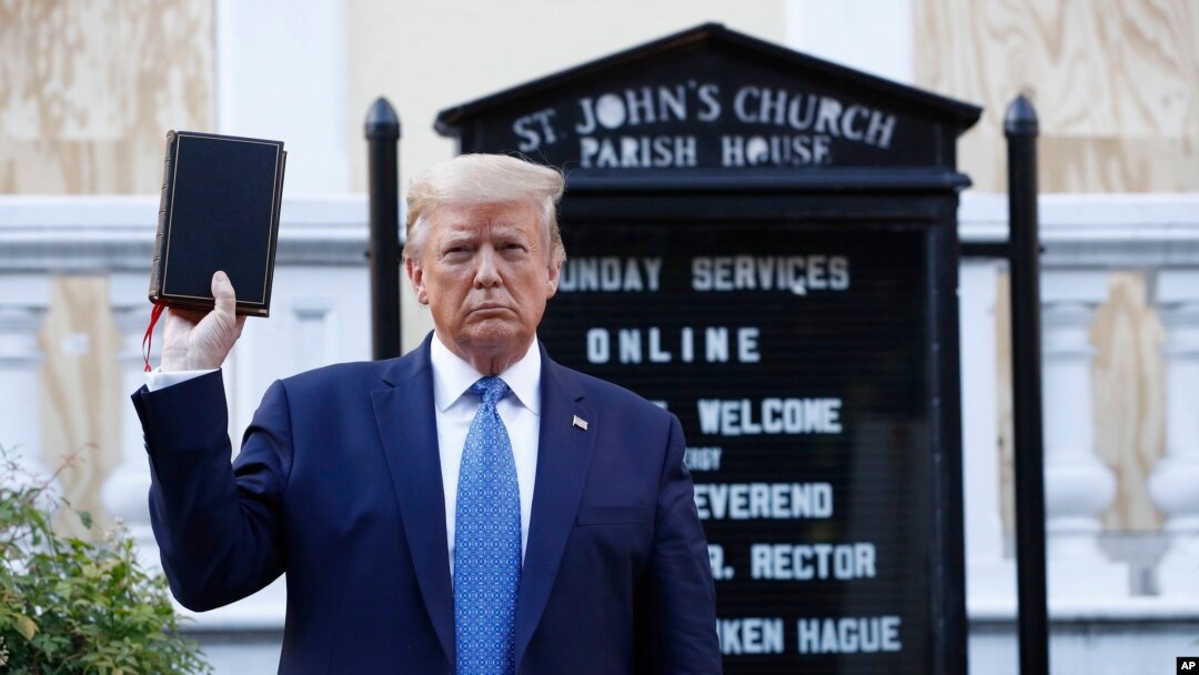 Presiden Donald Trump memegang Injil saat mengunjungi Gereja St. John di seberang Taman Lafayette dari Gedung Putih, Senin, 1 Juni 2020. (Foto: AP)