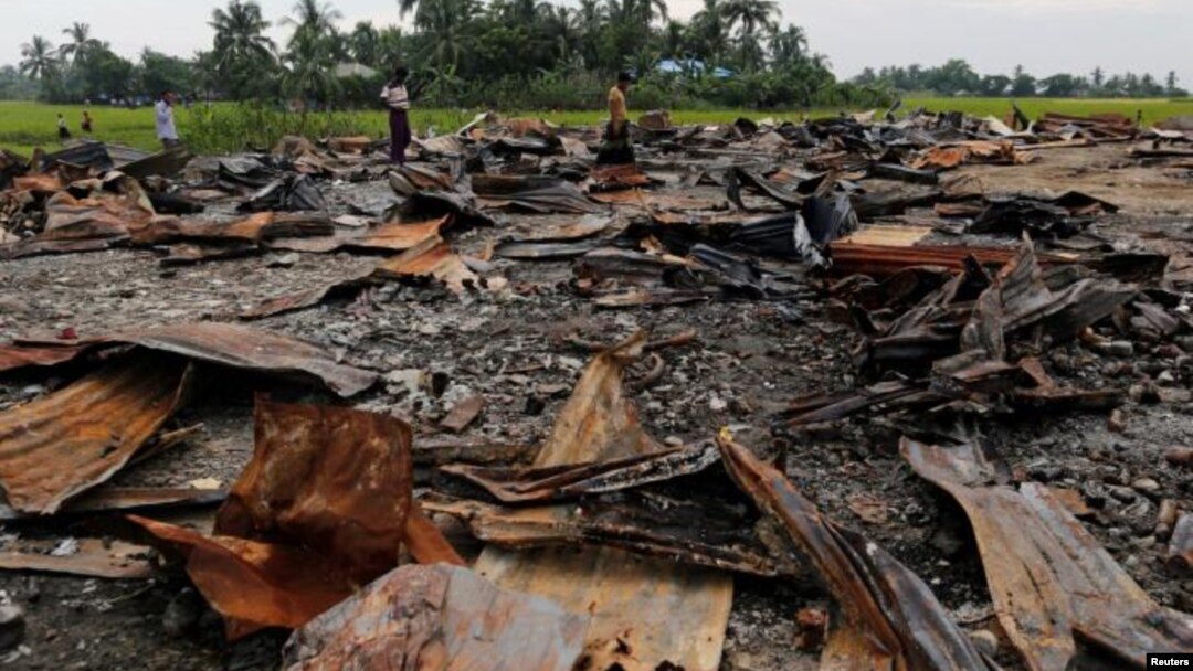 Sebuah pasar di desa Rohingya di pinggiran Maugndaw, Rakhine yang dibakar habis 27 Oktober lalu (foto: dok). 