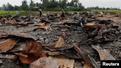 Sebuah pasar di desa Rohingya di pinggiran Maugndaw, Rakhine yang dibakar habis 27 Oktober lalu (foto: dok). 