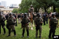 Teksas Üniversitesi'ndeki Filistin yanlısı protestolar sırasında eyalet polisi ve diğer kolluk güçleri kampüste, 24 Nisan 2024.