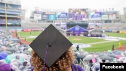 Con esta medida, la reconocida universidad busca graduar estudiantes "con la menor deuda posible".