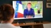 Une famille française regarde à Lille la déclaration du président Emmanuel Macron, faite depuis le palais de l'Élysée à Paris, sur la pandémie de COVID-19, le 14 juin 2020.