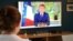 Une famille française regarde à Lille la déclaration du président Emmanuel Macron, faite depuis le palais de l'Élysée à Paris, sur la pandémie de COVID-19, le 14 juin 2020.