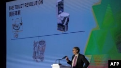 Pendiri Microsoft, Bill Gates, berpidato dalam pameran "Reinvented Toilet Expo" di Beijing, Selasa, 6 November 2018.