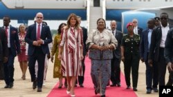 La première dame, Melania Trump, avec la première dame du Ghana, Rebecca Akufo-Addo, à son arrivée à l'aéroport international de Kotoka à Accra, au Ghana, le 2 octobre 2018.