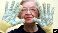 Stephanie Kwolek mengenakan sarung tangan berbahan Kevlar yang ia ciptakan (2007). 