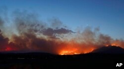 a amenaza se plantea por un incendio en la franja sur de Canberra que arrasó con más de 21,500 hectáreas (53,000 acres) dado que fue provocado por el calor de una luz de aterrizaje de helicóptero militar el lunes, dijo la Agencia de Servicios de Emergencia.