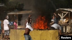 Des habitants manifestent après avoir saccagé un hôpital de fortune à moitié construit à Yopougon, Abidjan, Côte d'Ivoire le 6 avril 2020. (Photo: REUTERS / Luc Gnago)