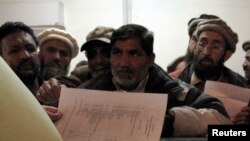 د ووټونو اچولو وخت د سحر اته بجو نه تر ماښام پينځه بجو پورې دی ، او بغېر د کومې دمې به دغه عمل روان وي .