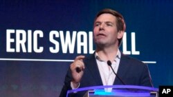 El legislador Eric Swalwell, demócrata por California, es el primer aspirante a la nominación presidencial de su partido que retira su candidatura. Foto archivo (junio 22 de 2019).