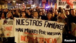 Familiares de personas que murieron en las desastrosas inundaciones de España, así como manifestantes, se manifiestan contra el líder regional de Valencia, exigiendo su renuncia por su manejo de la emergencia, en Valencia, España, el 29 de diciembre de 2024.