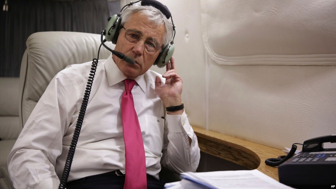 El jefe del Pentágono, Chuck Hagel, hace una llamada internacional desde su avión.