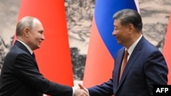 Rais wa Russia Vladimir Putin na rais wa China President Xi Jinping walipokutana mjini Beijing wakati Putin akifanya ziara rasmi ya siku mbili nchini China. Mei 16, 2024. (Picha na Sergei GUNEYEV) 