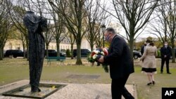 El secretario de Estado, Mike Pompeo, a la izq., participa en un homenaje a las víctimas del terrorismo en Les Invalides, Paris.