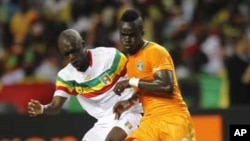 Ismael Tioté (9) de la Côte d'Ivoire en duel avec Bakare Traor du Mali lors d’un match de football des demi-finales de la Coupe d'Afrique des Nations au stade Stade de L'Amitié, à Libreville Gabon, 8 février 2012.